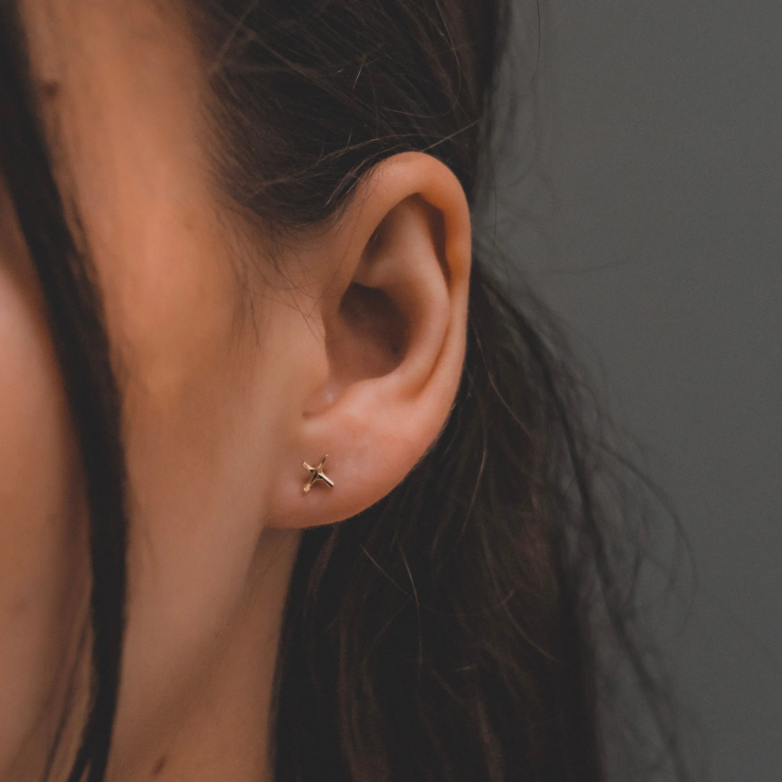 X Studs: 10k Gold
